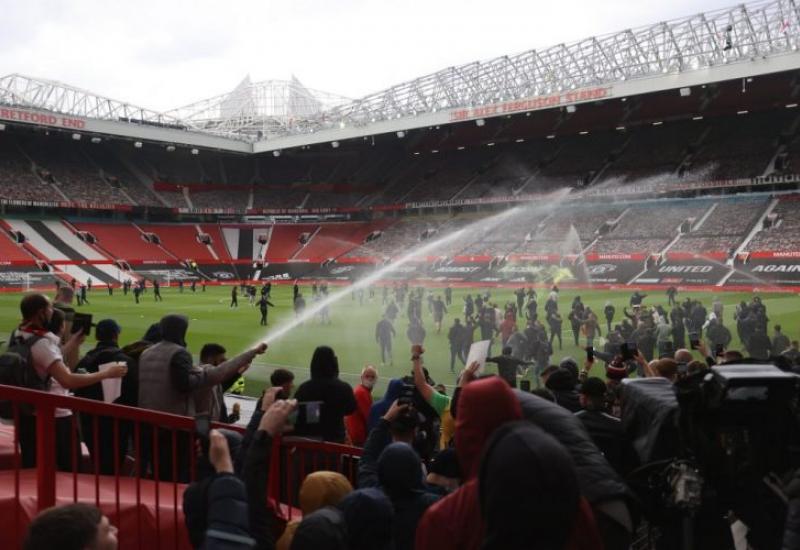 Navijači Manchester Uniteda provalili na Old Trafford
